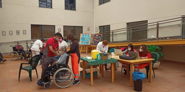 Participantes en el programa municipal VIVE disfrutan de una visita turística guiada por Peñaranda