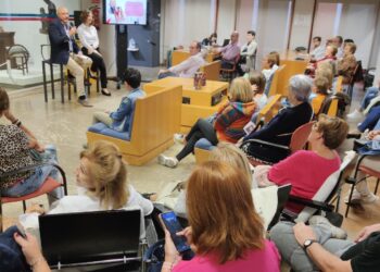 María Suré y «Lágrimas de polvo rojo» protagonizan en la biblioteca de Peñaranda un nuevo encuentro con autor