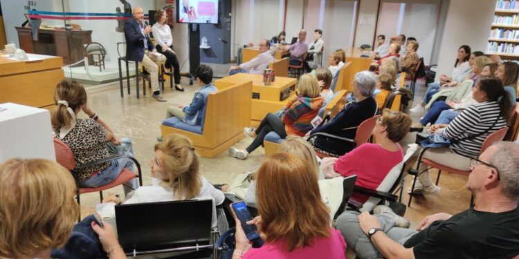 María Suré y «Lágrimas de polvo rojo» protagonizan en la biblioteca de Peñaranda un nuevo encuentro con autor