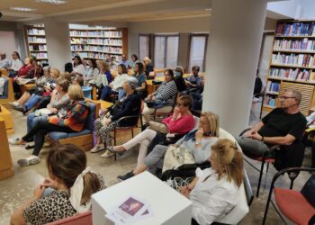 María Suré y «Lágrimas de polvo rojo» protagonizan en la biblioteca de Peñaranda un nuevo encuentro con autor