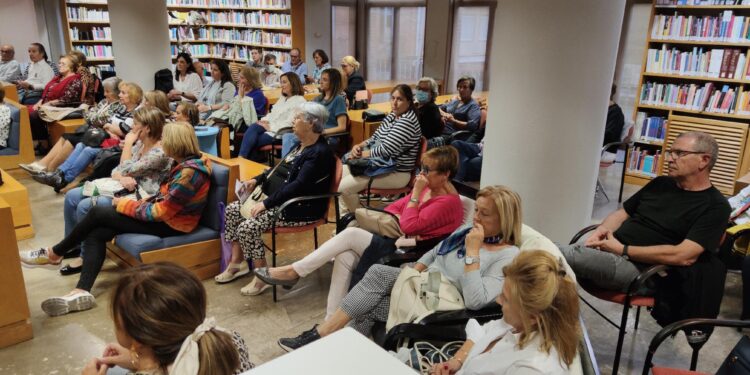 María Suré y «Lágrimas de polvo rojo» protagonizan en la biblioteca de Peñaranda un nuevo encuentro con autor
