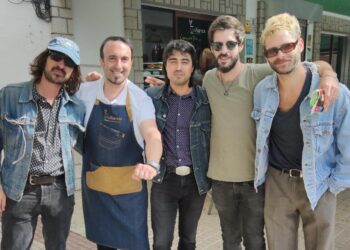 El grupo musical Los Telepáticos hacen parada en Peñaranda y disfrutan de su gastronomía en Los Álamos