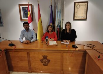 Peñaranda subvencionará al 100 % el transporte del estudiante y aumenta la ayuda para material fungible a 50 euros por alumno