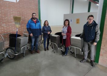 Peñaranda dota de seis nuevos carros a los operarios encargados del servicio municipal de limpieza viaria