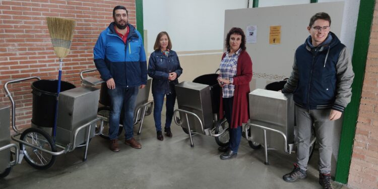 Peñaranda dota de seis nuevos carros a los operarios encargados del servicio municipal de limpieza viaria