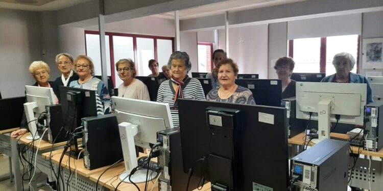 Nueva actividad de estimulación cognitiva por ordenador para los participantes en el programa VIVE en Peñaranda