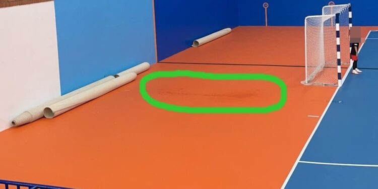 Primeras filtraciones en el pabellón cubierto de Peñaranda apenas dos meses después de su reapertura tras las obras