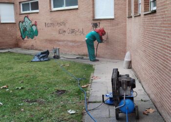 La Junta retoma el «lavado de cara» en el centro de salud de Peñaranda y elimina los grafitis del exterior