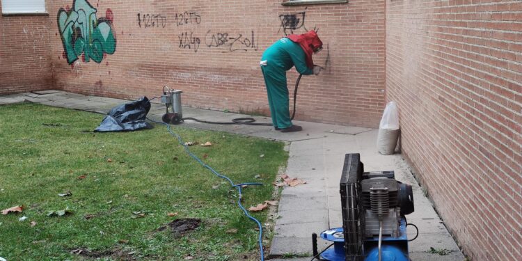 La Junta retoma el «lavado de cara» en el centro de salud de Peñaranda y elimina los grafitis del exterior