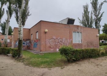 La Junta retoma el «lavado de cara» en el centro de salud de Peñaranda y elimina los grafitis del exterior