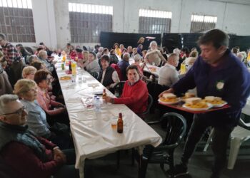 La cofradía de los Nazarenos celebra en Peñaranda una comida de hermandad con gran éxito de convocatoria
