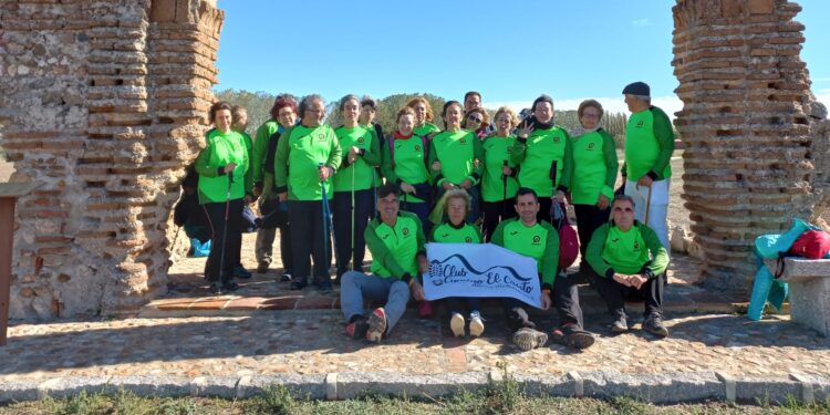 El club Camino el Cristo realiza una ruta de senderismo hasta los restos de la ermita de San Blas en Santiago de la Puebla