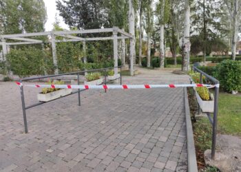 Los Bomberos acordonan el parque de Los Jardines en Peñaranda tras el desprendimiento de varias ramas