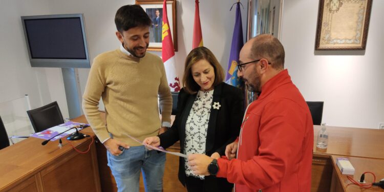 Desfile de disfraces, coreografía en la plaza y pócima hirviendo para celebrar la fiesta de Halloween en Peñaranda