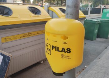 Así son los nuevos contenedores para el reciclaje de pilas en Peñaranda colocados en farolas y columnas