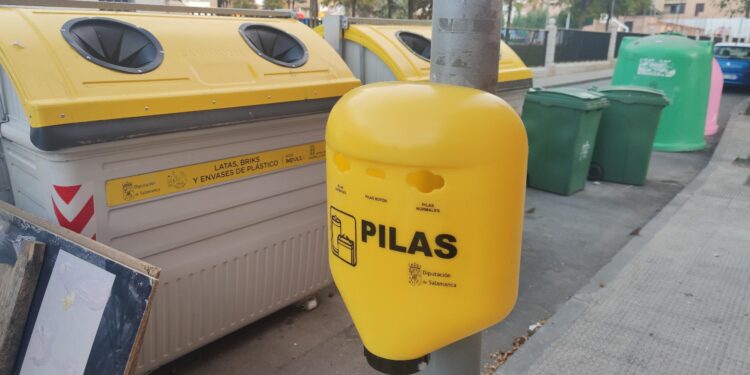 Así son los nuevos contenedores para el reciclaje de pilas en Peñaranda colocados en farolas y columnas