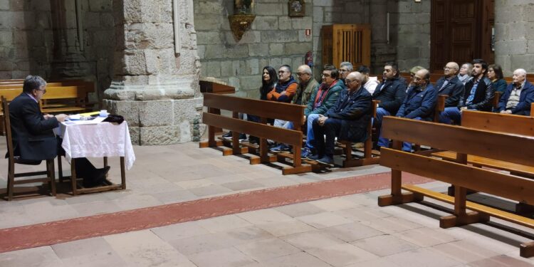 Nazarenos y Jesús Amigo de los Niños aprueban sus nuevos estatutos en Peñaranda aunque con una mínima participación