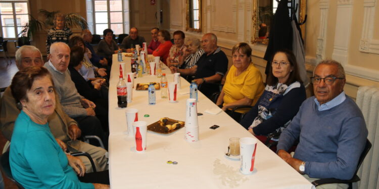 Los mayores de Peñaranda comparten una animada fiesta en el centro social y un baile amenizado por Mariano Díaz