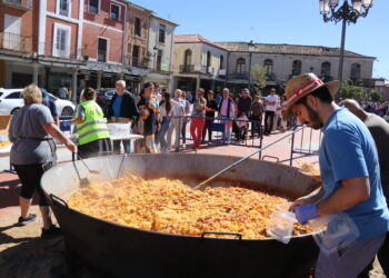 Peñaranda disfruta por fin de la paella de las fiestas en honor de San Miguel con un sol espléndido y un fin solidario
