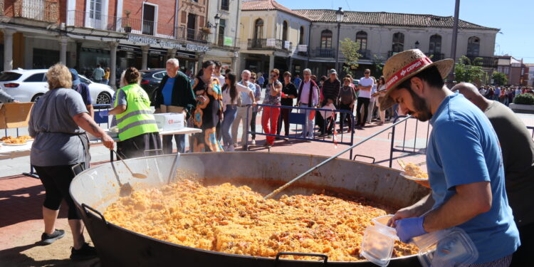 Peñaranda disfruta por fin de la paella de las fiestas en honor de San Miguel con un sol espléndido y un fin solidario
