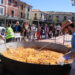 Peñaranda disfruta por fin de la paella de las fiestas en honor de San Miguel con un sol espléndido y un fin solidario