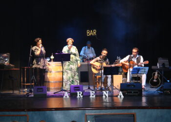 Sorpresas y artistas invitados en el concierto del grupo Arena que pone en pie al público del teatro Calderón en Peñaranda