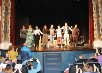 Sorpresas y artistas invitados en el concierto del grupo Arena que pone en pie al público del teatro Calderón en Peñaranda