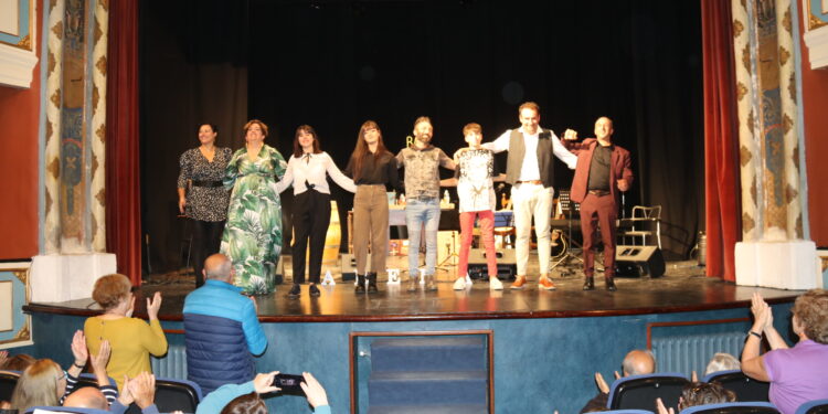 Sorpresas y artistas invitados en el concierto del grupo Arena que pone en pie al público del teatro Calderón en Peñaranda