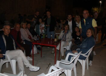 El buen tiempo anima el comienzo de las fiestas del Rosario en Rágama y los vecinos comparten la caldereta en la plaza