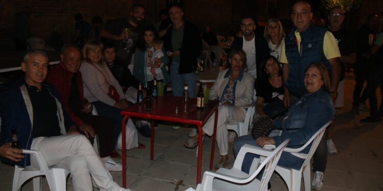 El buen tiempo anima el comienzo de las fiestas del Rosario en Rágama y los vecinos comparten la caldereta en la plaza