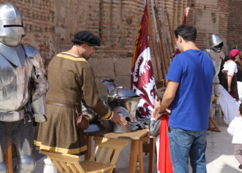 La VII edición de la Feria del Mudéjar llena de ambiente la plaza de Rágama con el magnífico ábside de la iglesia como fondo