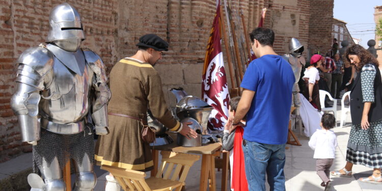 La VII edición de la Feria del Mudéjar llena de ambiente la plaza de Rágama con el magnífico ábside de la iglesia como fondo