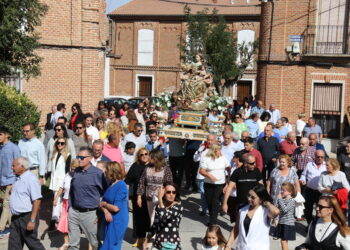 Rágama rinde honores a su patrona, la Virgen del Rosario, con una procesión en la que no han faltado los bailes típicos