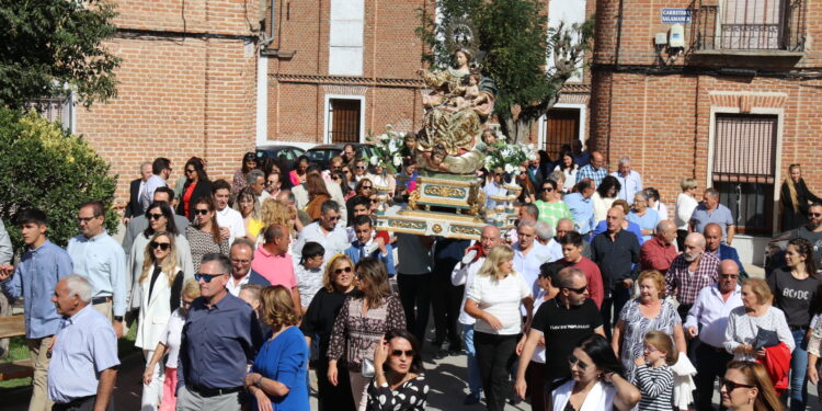 Rágama rinde honores a su patrona, la Virgen del Rosario, con una procesión en la que no han faltado los bailes típicos