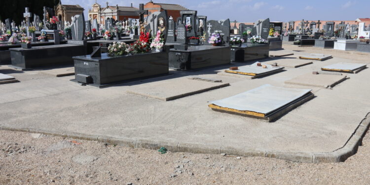 El cementerio de Peñaranda bajo mínimos: las últimas sepulturas libres a punto de agotarse y aún sin columbario