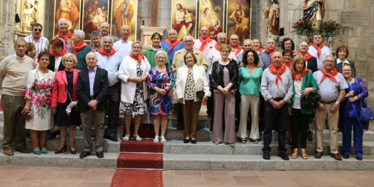 Los quintos del 70 celebran en Peñaranda un nuevo encuentro anual con misa, comida de confraternidad y baile