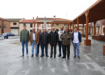Javier Iglesias visita la remodelada plaza de la Paz en Mancera de Abajo tras una inversión de 185.000 euros