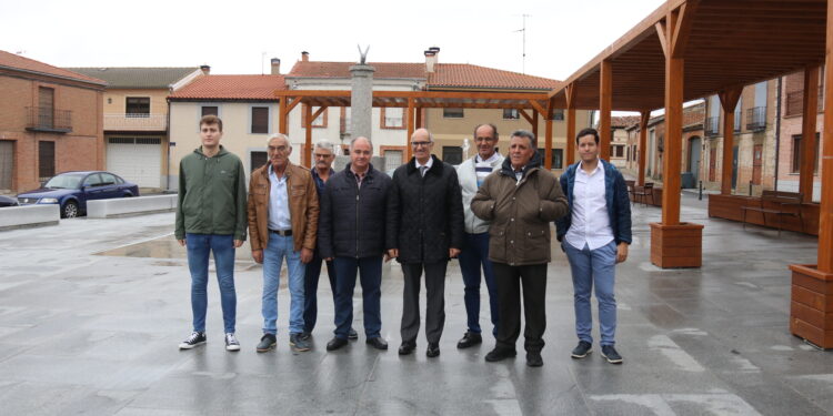 Javier Iglesias visita la remodelada plaza de la Paz en Mancera de Abajo tras una inversión de 185.000 euros