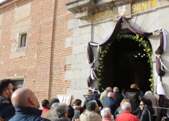 La solemne apertura de la Puerta Santa marca en Peñaranda el comienzo del Año Jubilar Teresiano