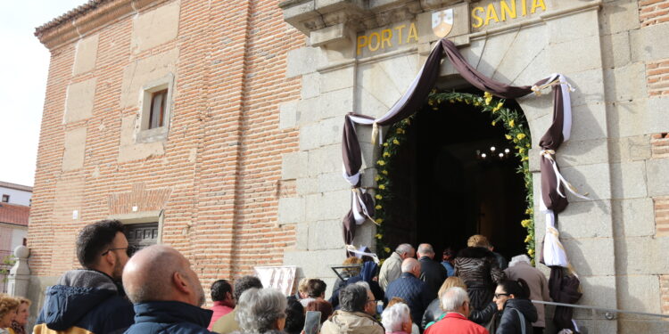 La solemne apertura de la Puerta Santa marca en Peñaranda el comienzo del Año Jubilar Teresiano