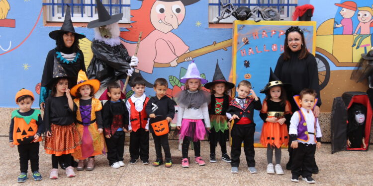 El colegio Severiano Montero, de Peñaranda, celebra una terrorífica fiesta de Halloween con música y disfraces