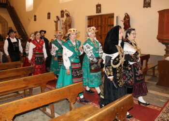 Villar de Gallimazo celebra el Día del Traje Charro con una misa y una ofrenda floral al Santo Cristo de la Custodia