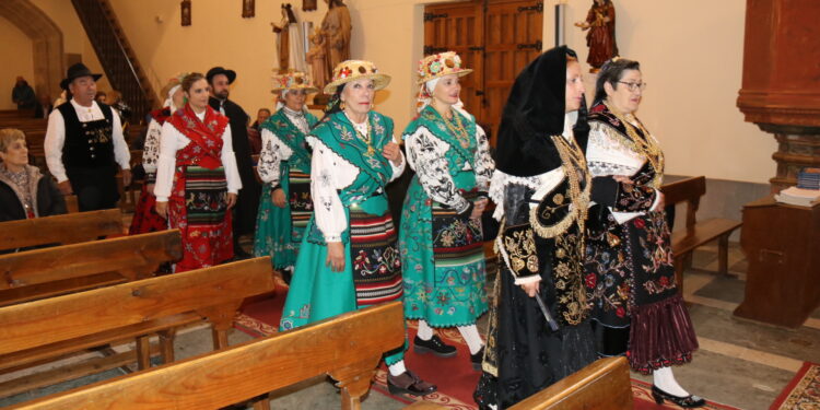 Villar de Gallimazo celebra el Día del Traje Charro con una misa y una ofrenda floral al Santo Cristo de la Custodia