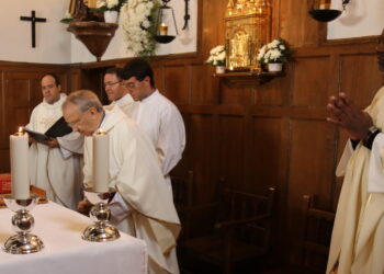 La apertura de la Puerta Santa en Mancera de Abajo marca el comienzo del Año Jubilar Teresiano en el convento carmelita
