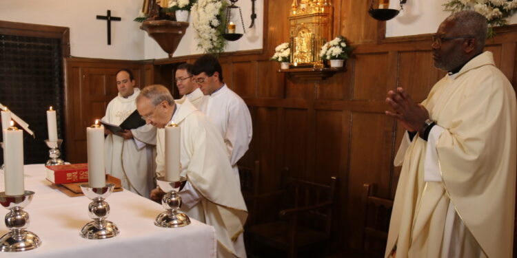 La apertura de la Puerta Santa en Mancera de Abajo marca el comienzo del Año Jubilar Teresiano en el convento carmelita