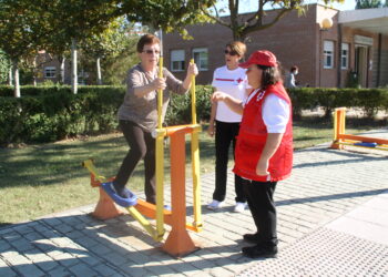 Cruz Roja enseña a los mayores de Peñaranda cómo usar de modo seguro los aparatos de los parques biosaludables