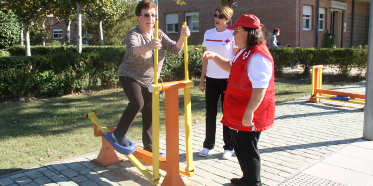 Cruz Roja enseña a los mayores de Peñaranda cómo usar de modo seguro los aparatos de los parques biosaludables