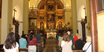 La santa andariega recorre las calles de Peñaranda en una solemne procesión junto a decenas de devotos