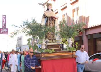 La santa andariega recorre las calles de Peñaranda en una solemne procesión junto a decenas de devotos