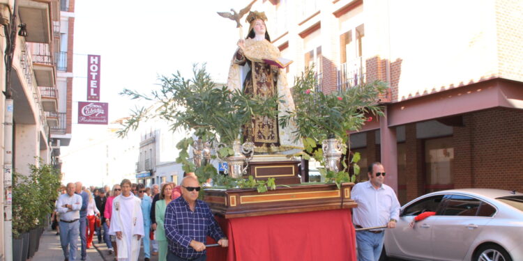La santa andariega recorre las calles de Peñaranda en una solemne procesión junto a decenas de devotos